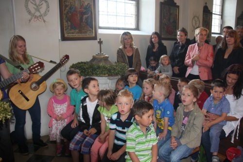 Ob groß oder klein, viele feierten den Dankgottesdienst in der Pfarrkirche St. Martin am Techelsberg mit. (© Foto: fotogard)