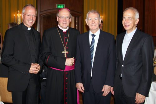 Bischof Schwarz mit dem scheidenden Caritas-Direktor Viktor Omelko, Caritas-Präsident Michael Landau (r.) und Generalvikar Guggenberger (© Foto: Caritas Kärnten)