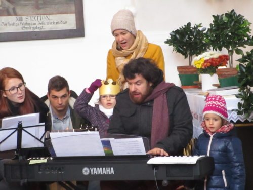 Jugendseelsorger Jakob Mokoru mit Familie und Musikbegleitung (© Foto: Pfarrer Wornik)