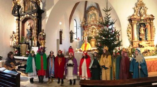 Die Sternsinger sangen am Dreikönigstag noch einmal beim Gottesdienst in der Kirche./Trikraljevske skupine so na dan treh kraljev zapele tudi v cerkvi.  (© Foto: Klaus Jähnisch)