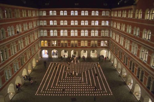 Lange Nacht der Kirchen - Lichterlabyrinth im Innenhof des Priesterseminares (© Foto: Priesterseminar)