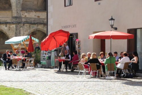 Domhof mit Shop und Cafe (© Foto: Pfarre)