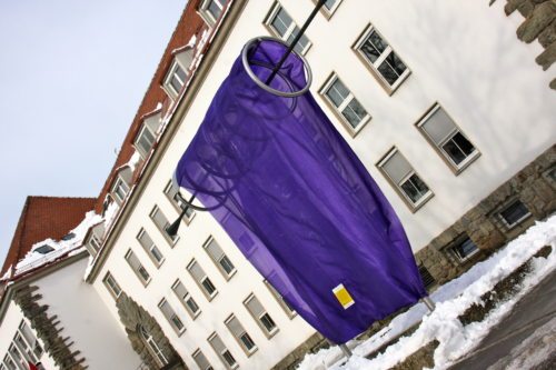 Der Engel von Tomas Hoke vor dem Klagenfurter Diözesanhaus präsentiert sich in der Fastenzeit verhüllt (© Foto: fotomax)