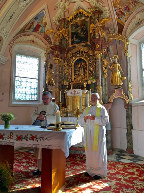 Pfr. Josef Valesko zeigt die Reliquie der Hl. Anna, Pfr. Josef Damej (links) feierte die “St. Ruprechter Messe“ auf der Lisna, zu Ehren der Hl. Anna und des Hl. Joachim (© Foto: Dr. Christiana Potocnik)