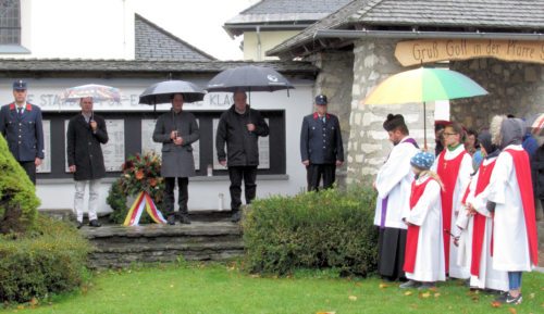 Gebet und Kranzniederlegung beim Kriegerdenkmal in St. Stefan. (Bild: Peter Sternig).