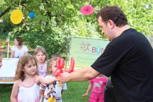 Für jedes Kind gab es ein Luftballontier von Magic Chriss. (© Foto: Stadtpastoral )