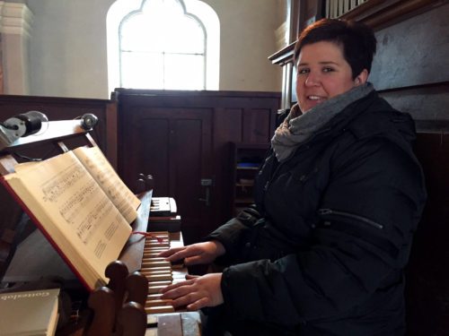 Andrea Zechner bei ihrer “Premiere“ an der Orgel (© Foto: Wilfried Buchacher )