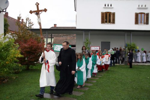 Ministranten und Ministrantinnen beim Einzug in die Kirche (© Foto: Katholische Jungschar)