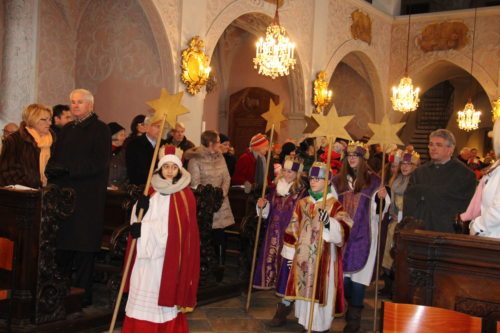 Die Könige ziehen zum Abschlussgottesdienst in die Domkirche ein. (© Foto: Dompfarre)