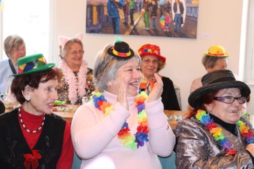 Die Seniorinnen und Senioren erlebten einen lustigen Nachmittag im Dompfarrhof. (© Foto: Dompfarre)
