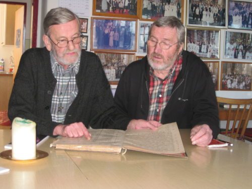 Pfarrer J. Nepomuk Wornik mit DI Architekt Heinrich Tritthart beim Studium der Pöllinger Pfarrchronik (© Foto: pfwo)