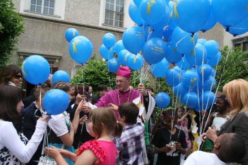 Luftballons - wie hier im Jahr 2011 bei den “Wochen für das Leben“ - werden losgeschickt. (© Foto: Stadtpastoral )