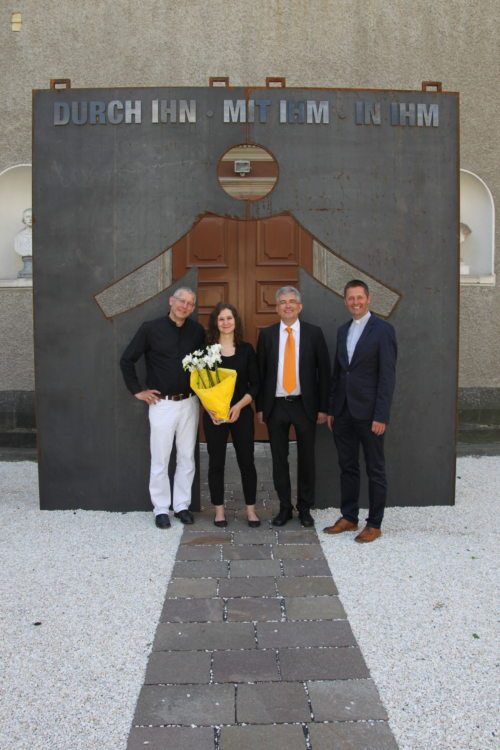 DO Klaus Kuchling, DMA Melissa Dermastia, DKM Thomas Wasserfaller und Dompfarrer Peter Allmaier freuen sich über den gelungenen Einstieg der neuen Dommusikassistentin. (© Foto: UBI Kucher)