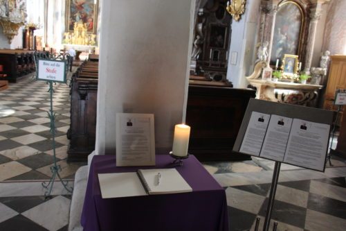 Das Kondolenzbuch liegt ab sofort in der Domkirche auf. (© Foto: Dompfarre)