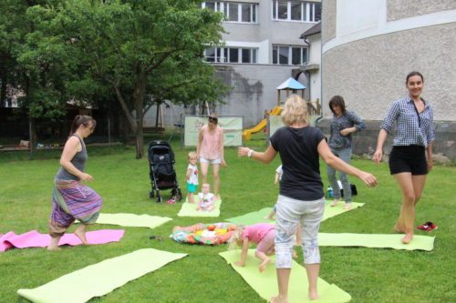 Anita Pfennich hat die Mamis und Kinder zur Bewegung im Garten eingeladen. (© Foto: Stadtpastoral )