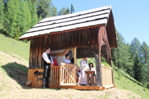 BilHl. Messe bei der restaurierten „Almkapelle“ auf der St. Stefaneralm (Bild: Peter Sternig)