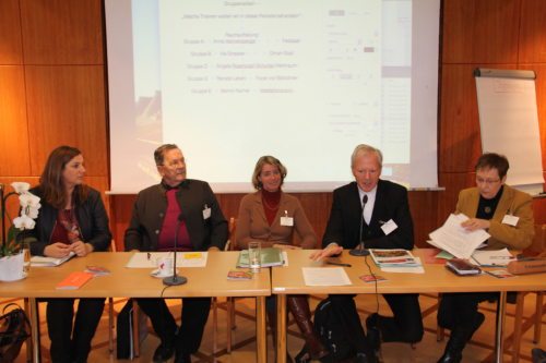 Neuer Vorstand (v.l.n.r.: Rosenzopf-Schurian,Urban-Keuschnig, Strasser, Generalvikar Guggenberger,Hennersperger; nicht am Bild: Bostjančič und Rosenzopf-Jank) (© Foto: scherübel)