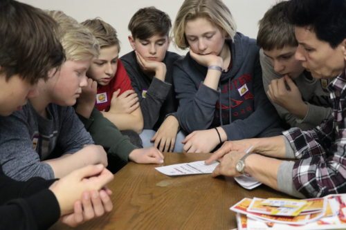 Jugendliche informieren sich über den Abend (© Foto: Peter Artl, Katholische Jugend Kärnten)