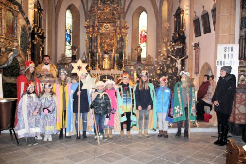 Die Sternsinger haben bei der hl. Messe ihr Lied vorgetragen.