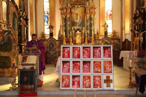 Bildunterschrift (Bildrechte sind zwingend anzugeben!)Gebet bei den Bildern des Kreuzweges von Elisabeth Muffat. Die Originalbilder befinden sich im Kindergarten Mabungo in Tansansia. (Bild: PSt).