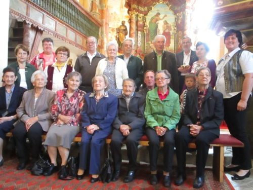 Besucher der Seniorenmesse mit Pfarrer Wornik s (© Foto: skn)
