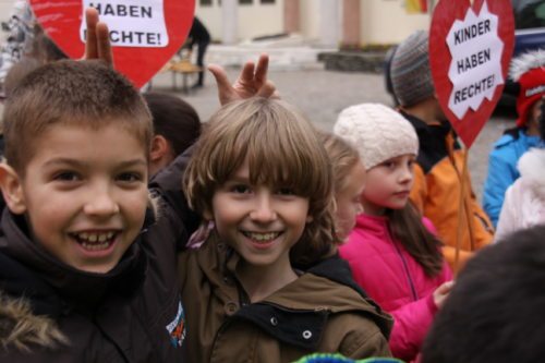SchülerInnen mit Transparenten fordern ihre Kinderrechte (© Foto: Katholische Jugend Kärnten, Peter Artl)
