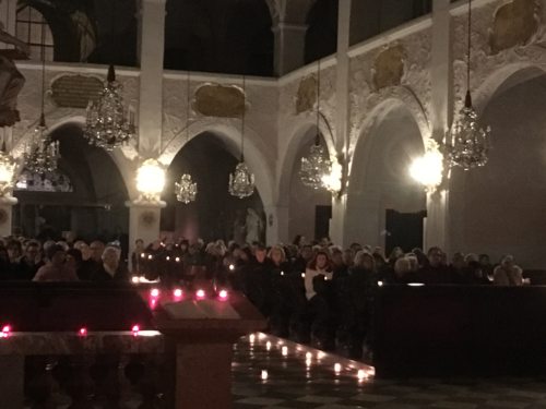 Stimmungsvolles Kerzenlicht in der Domkirche. (© Foto: Stadtpastoral)
