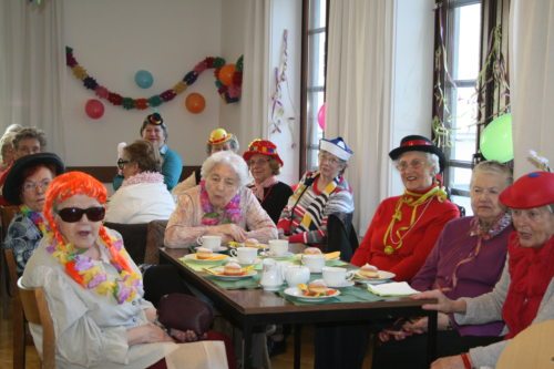 Viele maskierte Besucher beim Seniorenfasching. (© Foto: Dompfarre)