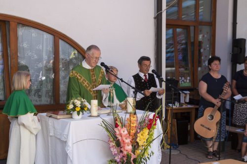 Monsignore Silan Leopold mit Pfarrökonom Michael Glantschnig bei der Messe. (© Foto: Markus Kelz )