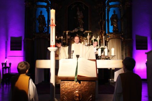 Eucharistiefeier beim “Oh my God“ Jugendgottesdienst (© Foto: Peter Artl, Katholische Jugend Kärnten)
