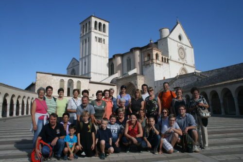 Die Pilgergruppe vor der Basilika San Francesco - Skupina romarjev pred basiliki San Francesco (© Foto: C.U)