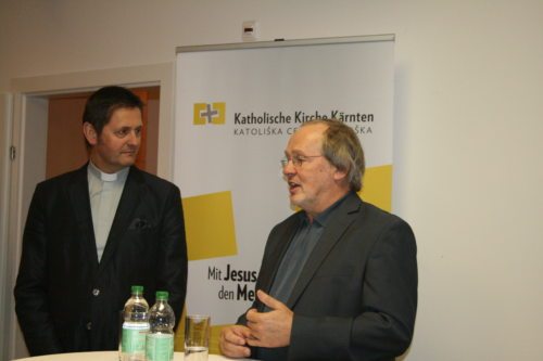 Dompfarrer Peter Allmaier im Gespräch mit Kurt Langbein. (© Foto: Stadtpastoral )