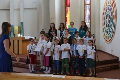 “Don Bosco-Kirchenmäuse“ und “Sing Together“ singen gemeinsam die Lieder zum Gottesdienst. (© Foto: Gerhard und Andrea Weger)