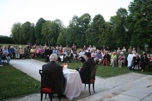 Ein schöner Abend im Garten des Bischofshauses (© Foto: Stadtpastoral )