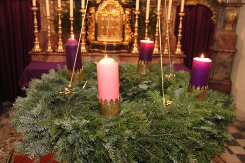 Der Adventkranz in der Stadtpfarrkirche (© Foto: Pfarre Bleiburg/Pliberk) Der Adventkranz in der Stadtpfarrkirche (© Foto: Pfarre Bleiburg/Pliberk)