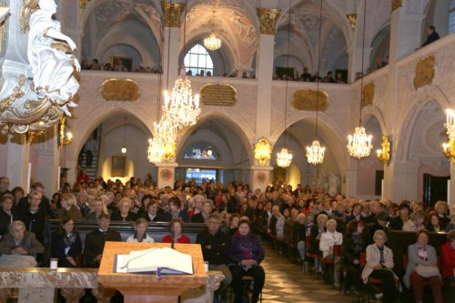 Viele Menschen folgten der Einladung zum Gedenkgottesdienst in die Domkirche. (© Foto: Hübler)