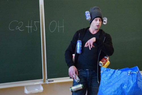 Mit Michael Kuglitsch steht ein überzeugender Schauspieler im Klassenzimmer.  (© Foto:  Stadttheater Klagenfurt)