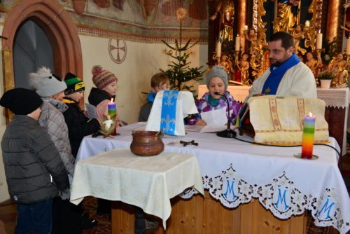 Ein Teil der 10 Erstkommunionkinder aus den Pfarren St. Paul und St. Stefan beim Lesen der Fürbitten. (Bild: Raimund Iskrac)