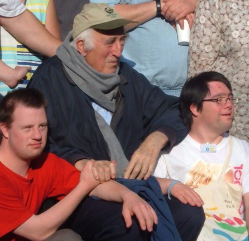 Jean Vanier bei einem Jugendtreffen (2009) (© Foto: privat)