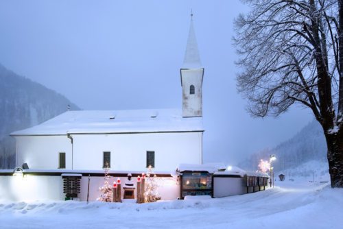 In der Pfarrkirche von Hintersee wird ein gemeinsamer Gottesdienst gefeiert. (© Foto: Kathrin Gollackner)