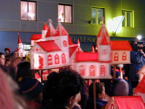Das traditionelle Kirchleintragen in Bad Eisenkappel findet am Abend des 1. Feber statt.  (© Foto: Pressestelle)