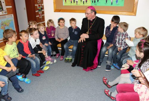 Im Rahmen der Kontaktwoche wird Bischof Schwarz u. a. auch Kindergärten und Volksschulen im Dekanat Rosegg besuchen (im Bild: Besuch der Volksschule Wachsenberg, Kontaktwoche in Feldkirchen, 2015). (© Foto: Manfred Schusser)