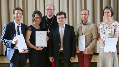 Bischof Schwarz und Rektor Vidović mit den kphe-AbsolventInnen Schumann, Patterer, Osmalz und Mak (v. l.) (© Foto: kphe)