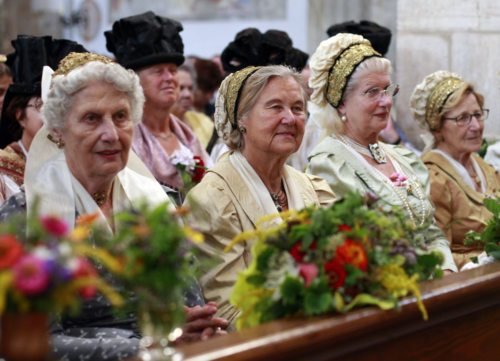 In vielen Kärntner Pfarren werden am Hochfest Mariä Himmelfahrt Kräuter gesegnet (im Bild: Kräutersegnung im Dom zu Gurk).  (© Foto: Pressestelle )