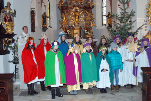 Die Sternsinger sangen am Dreikönigstag auch in der Kirche./Sv. trije kralji so zapeli tudi pri sv. maši. (© Foto: Marija Perne)