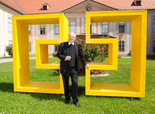 Die von Bischof Schwarz initiierte Holzskulptur des diözesanen Logos im Innenhof des Bischofshauses  (© Foto: Pressestelle/Neumüller)