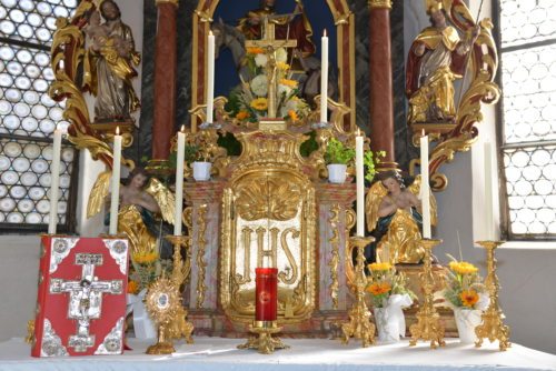 Der Hochaltar mit dem Hl. Martin von Tours in der Pfarrkirche St. Martin am Techelsberg (© Foto: Michael Habernigg)