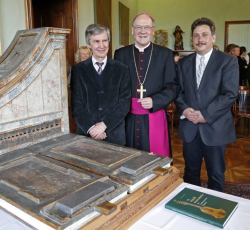 Für Verdienste um die „Schatzkammer Gurk“ ausgezeichnet: Bischof Schwarz, Diözesankonservator Mahlknecht (l.) und Ing. Mikula (© Foto: Pressestelle/Eggenberger)