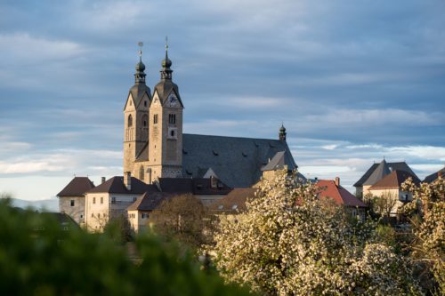 Aus der imposanten Stiftskirche in Maria Saal werden österreichweit vier Gottesdienste im Radio übertragen.  (© Foto: Stefan Schweiger )