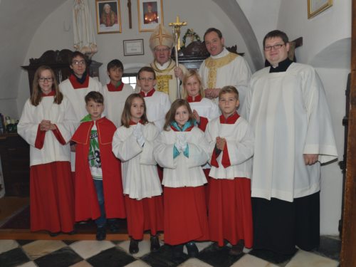 Bischof Schwarz, Pfarrer Miklau,  Alexander Samitsch und die MinistrantInnen in der Sakristei der Pfarrkirche St. Martin am Techelsberg (© Foto: Michael Habernigg)